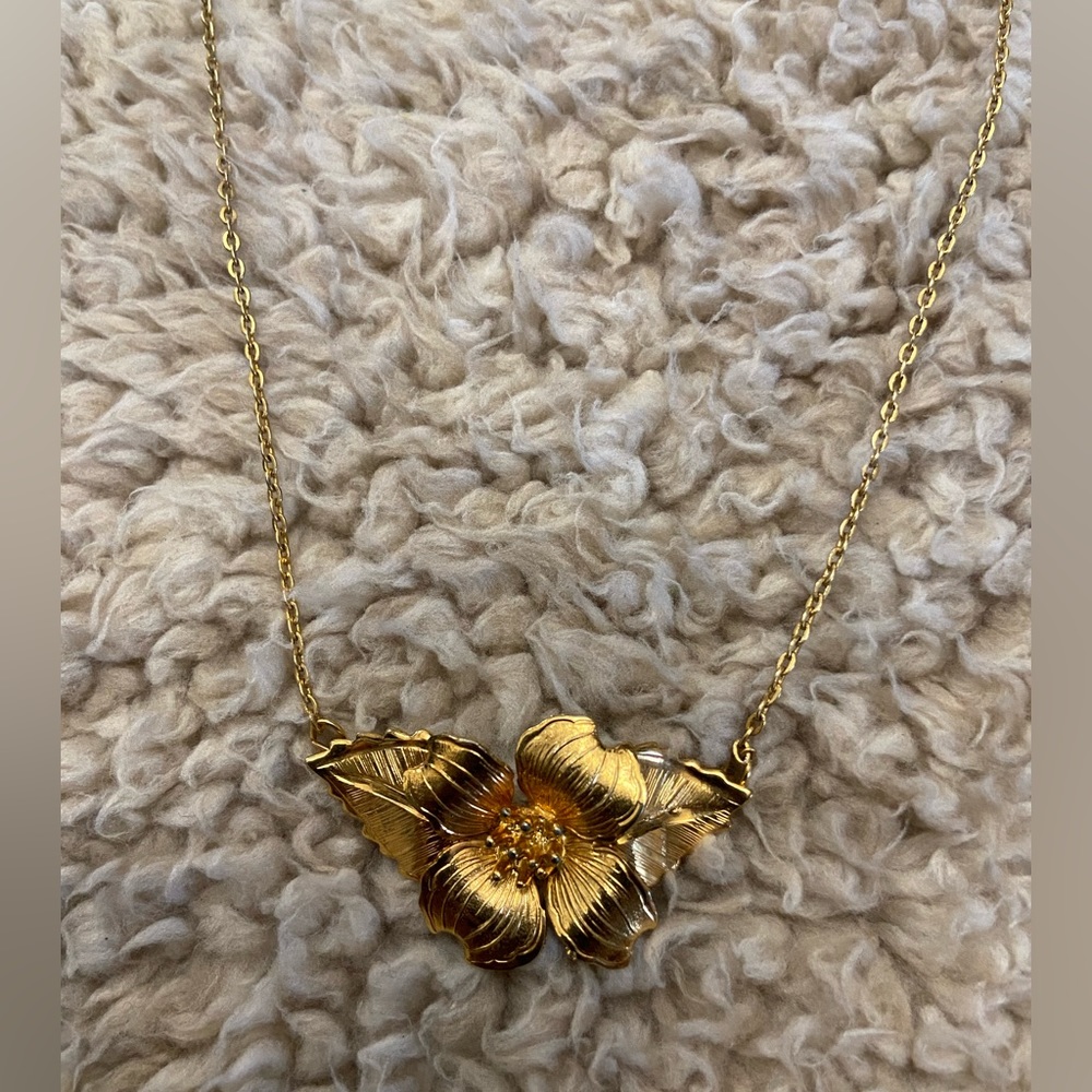VIntage FLOWER necklace gold metal 19 inches long